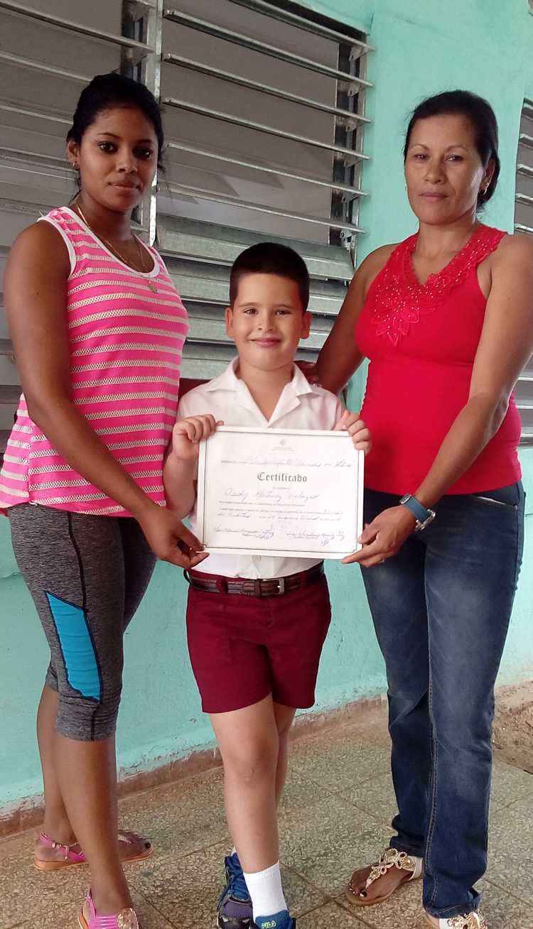 Anddy Martínez, mejor graduado junto a sus educadoras Maralvis Ramírez y Dayanis Ramírez.