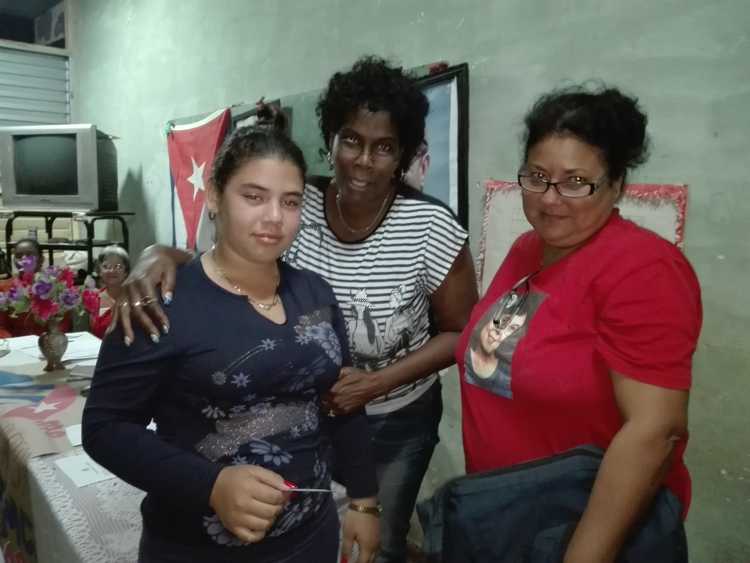 Anielka Fernández,secretaria de la FMC en Camagüey, reconoce a joven destacada./Foto: Autora