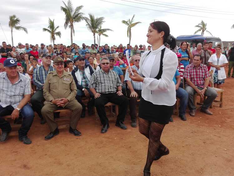 Anisleisi Rodríguez Placencia, dependienta de la nueva bodega de la localidad.