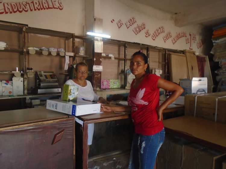 Ante el derrumbe total de su vivienda cubiteña recibe artículos de cocina.