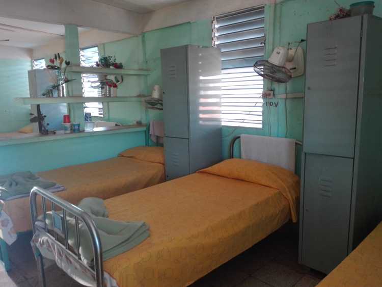 Área de dormitorio en el Hogar de Ancianos Primero de Mayo.