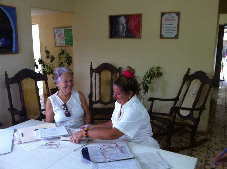 Atención a los ancianos de la Casa de Abuelos Primero de Septiembre.