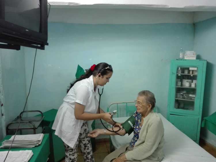 Atención médica desde el Hogar de Ancianos en la Comunidad Cubitas.