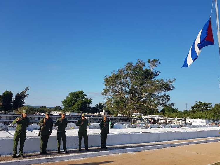 Balas de salva en homenaje a los héroes.