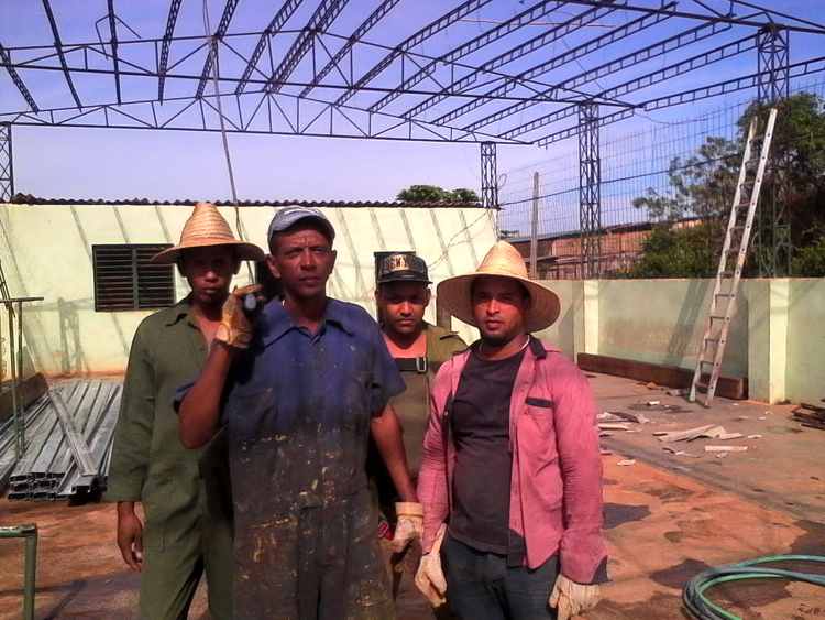 Brigada de trabajadores a pie de obra.