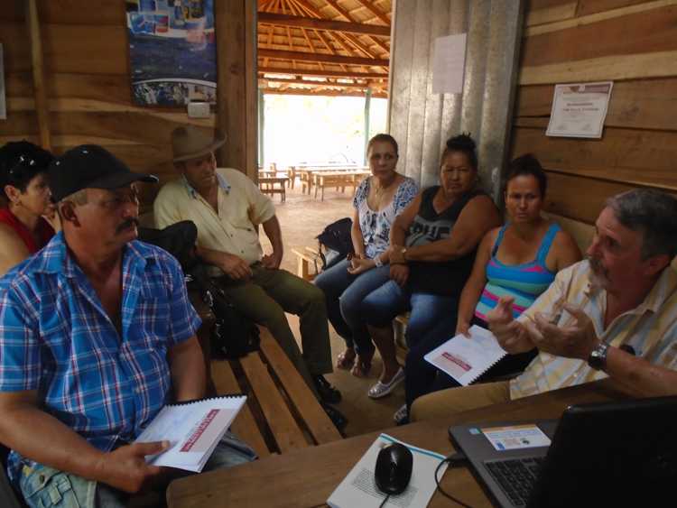 Capacitación a productores en CCS Camilo Cienfuegos.