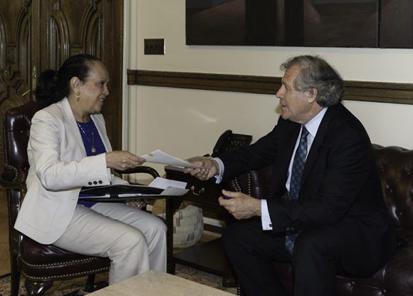 Carmen Luisa Velásquez, embajadora interina de Venezuela ante la OEA, entrega a Luis Almagro la carta de retiro de Venezuela ante la OEA. Lugar: Washington DC./Foto: Cubadebate