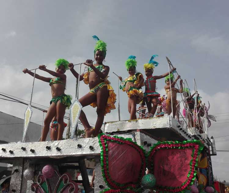 Carroza de niñas de la Comunidad Cubitas.
