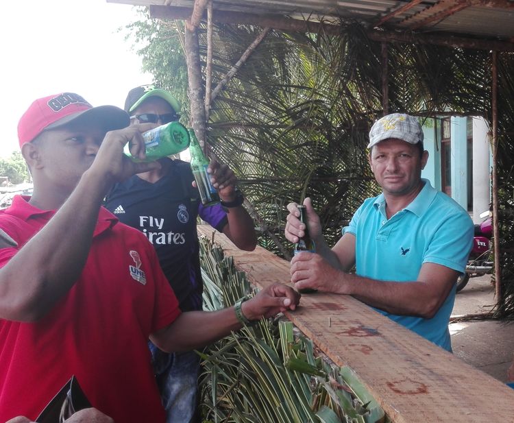 Cantinas para la venta de bebidas en la Avenida principal.