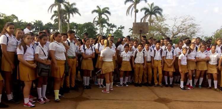 Charla con estudiantes de la Escuela Pedro Alejandro Padrón Alemán sobre la higiene personal y colectiva.