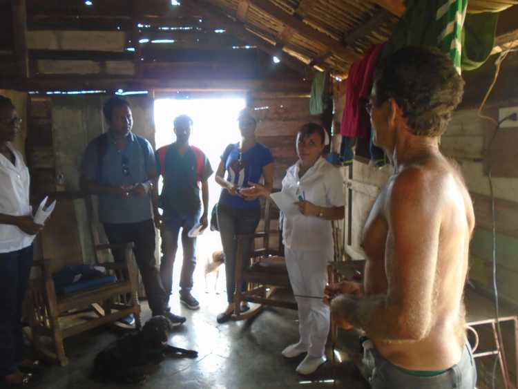 Charlas educativas en las viviendas de damnificados.