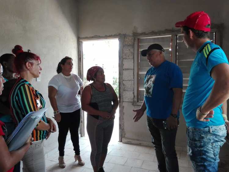 Chequeo a la marcha de una vivienda./Foto: Autora