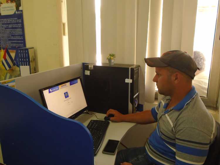 Cliente que acude al servicio de Internet.
