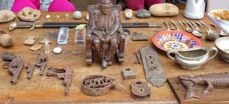 Colección de objetos de etapa neocolonial.