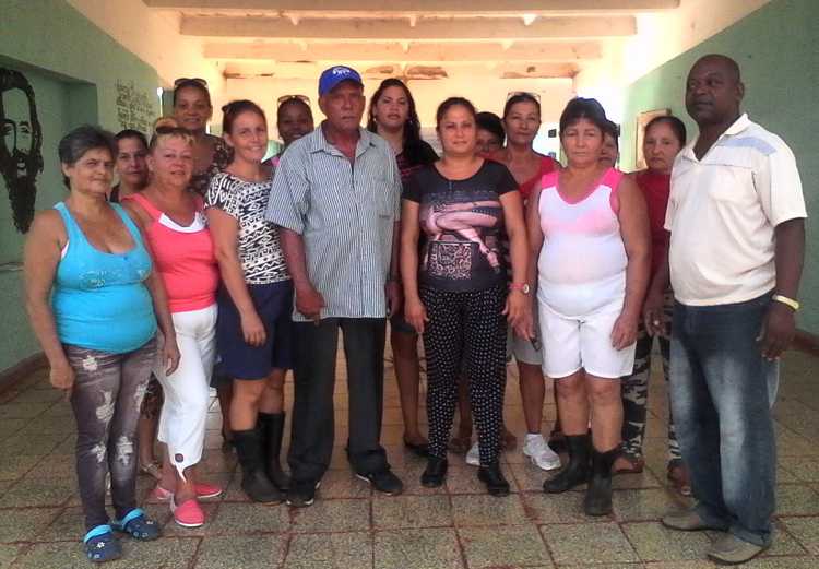 Colectivo de trabajadores de la Escuela Héroe de Yaguajay.
