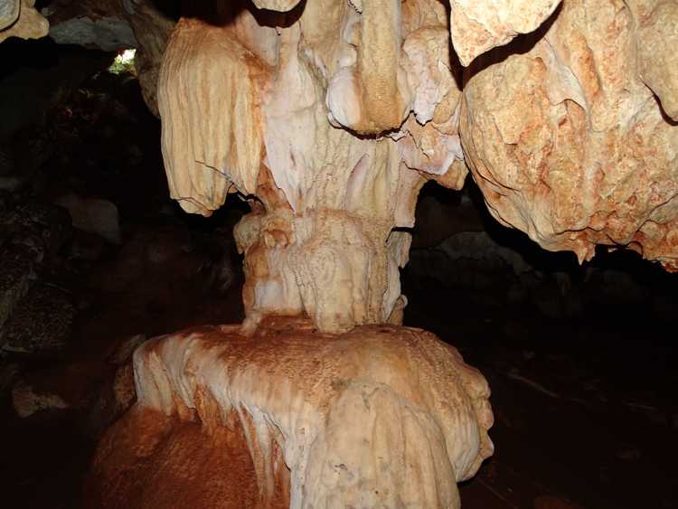 Columna formada por estalagmitas y estalactitas.