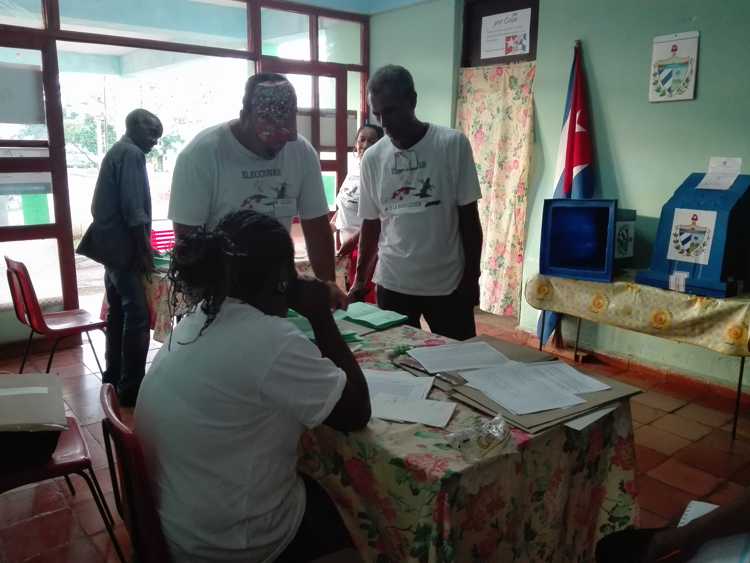 Comunidad Cubitas en el conteo de boletas al cierre de los comicios.