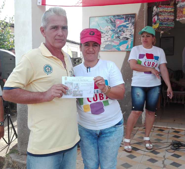 Condición 4 de abril a educador destacado.
