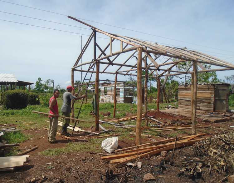 Construción de viviendas para damnificados.