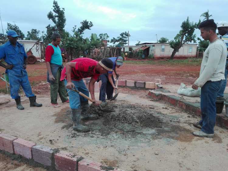 Constructores en obras sociales en la comunidad.