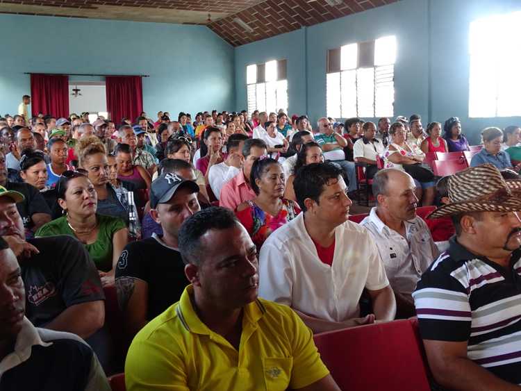 Cubiteños en el acto municipal por el 59 aniversario de la Revolución cubana