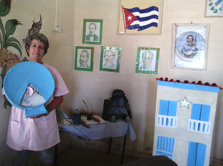 Damaris García muestra medio de enseñanza./Foto: Archivo.