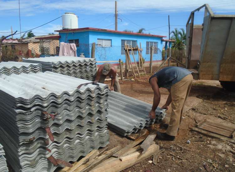 Damnificados en la Gloria reciben recursos.