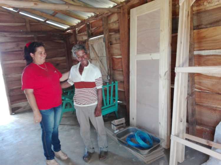 Danmnificado en su nueva vivienda acompañado de máxima autoridad gubernamental./Foto: Autora