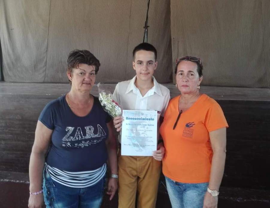 De izquiera a derecha,Miriam Llerena Cepero, al centro el joven estudiante de séptimo grado Kevin Orlando Lugo Suárez junto a su madre./Foto: Autora