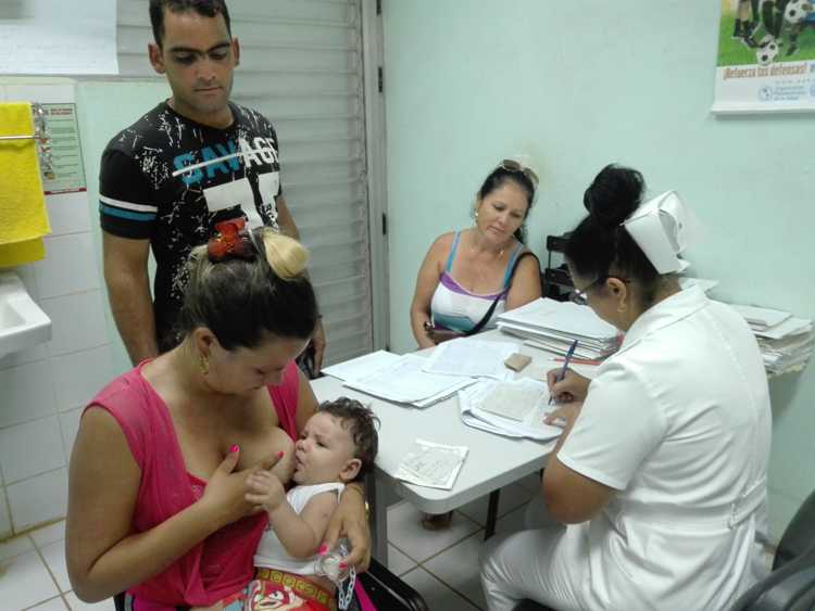 Desde la comunidad,  la familia se integra a la lactancia materna.
