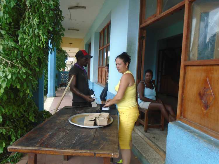 Desde las unidades gastrómicas se oferta venta de comida al pueblo.