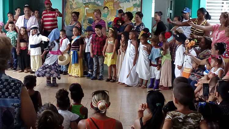 Desfile de niños en representación de países hermanos.