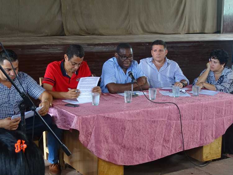 Directivos de la Radio y del Gobierno municipal.