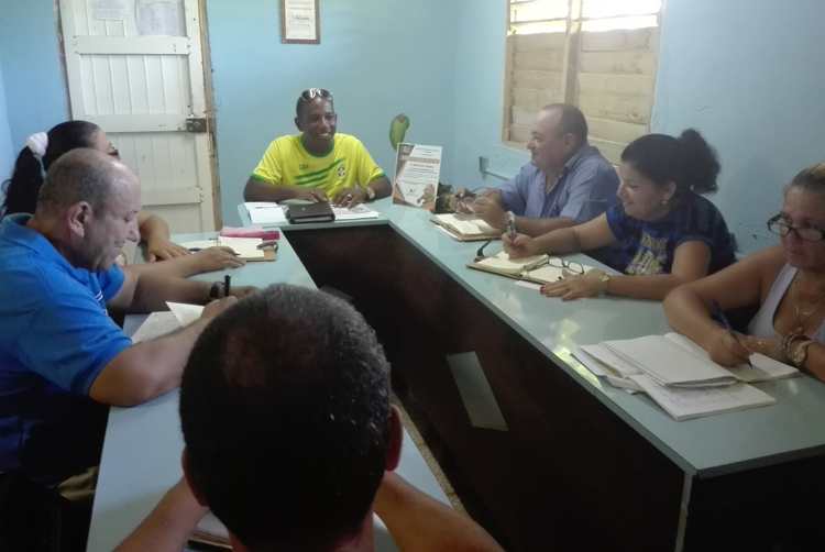 Directivos del sectorial Municipal de Educación en preparativos para el nuevo curso escolar. (Foto: Autora)