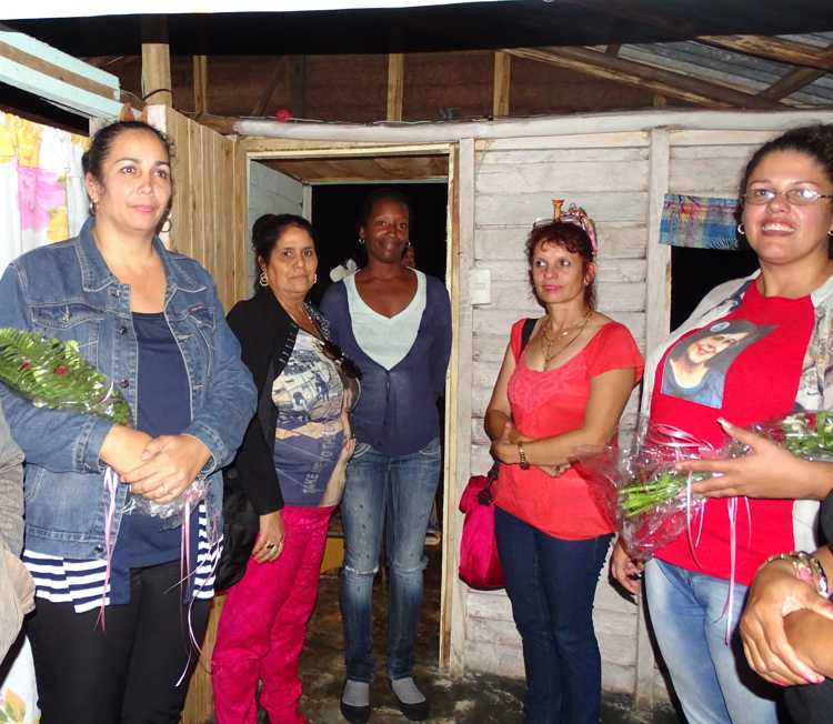 Dirigentes en visita a casa petro palma de Las Mandarinas.