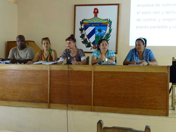 Dirigentes políticos en Sierra de Cubitas.