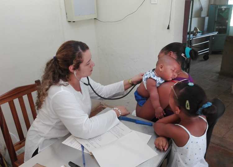 Doctora del Consultorio del Médico de la Familia en Pakihouse./Foto: Autora