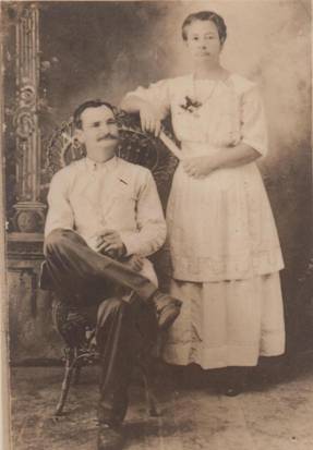 Doña María Pérez Borges (comadrona) junto a su esposo Don Luciano Hernández.