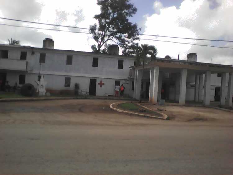 Edificio de viviendas donado por sus moradores para el Policlínico Municipal (1978-2006).