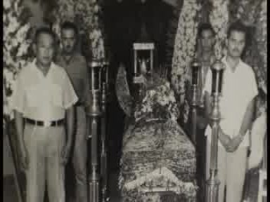 Eduardo junto a otros amigos en el funeral de Amador Vega.