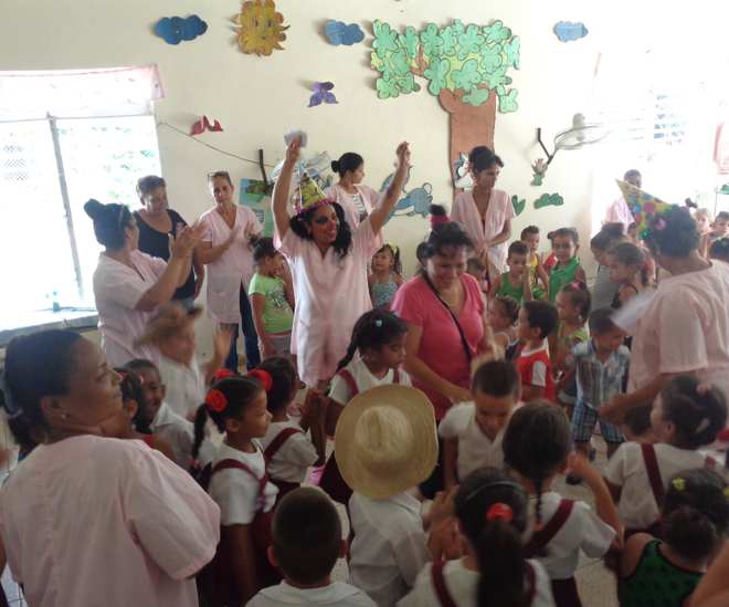 Educadoras comparten la alegría de los pequeños.