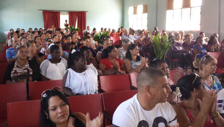 Educadores cubiteños en acto de fin de curso.