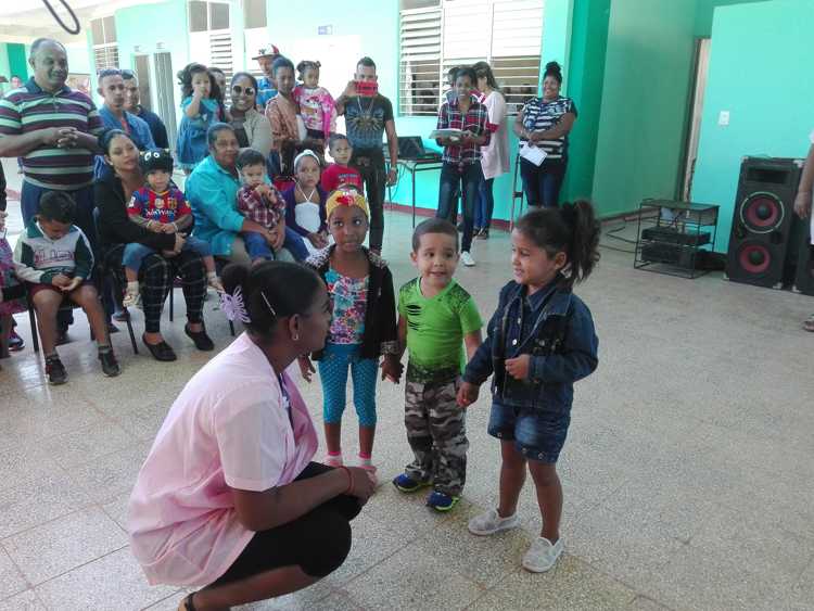 Educadores e infantes comparten momento emotivo.