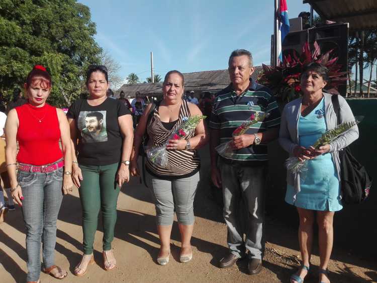 Educadores reciben medalla por la Distinción Cubana./Foto: Autora