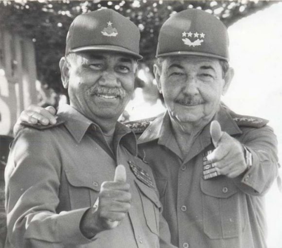 El 16 de abril de 1995 Día del Miliciano Raúl y Almeida compartieron el júbilo con los tanquistas en su aniversario victorioso. 580x509