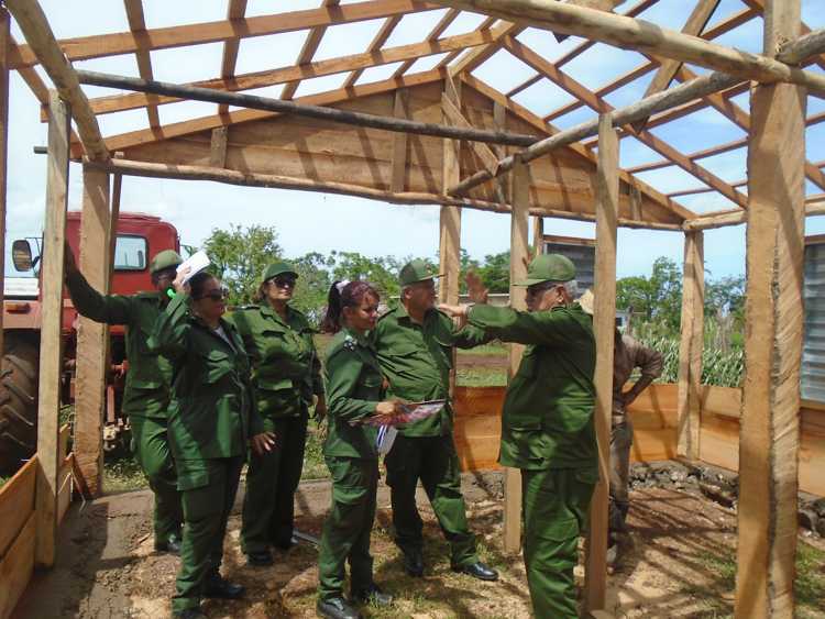  El General Ramón Espinosa visita construcción de vivienda con mata de Coco.