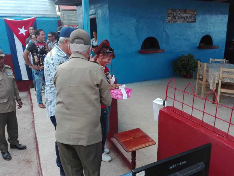 El General de Cuerpo de Ejército, Ramón Espinosa y Jorge Luis Tapia Fonseca en la inaguración de restaurant de Piloto Nuevo.