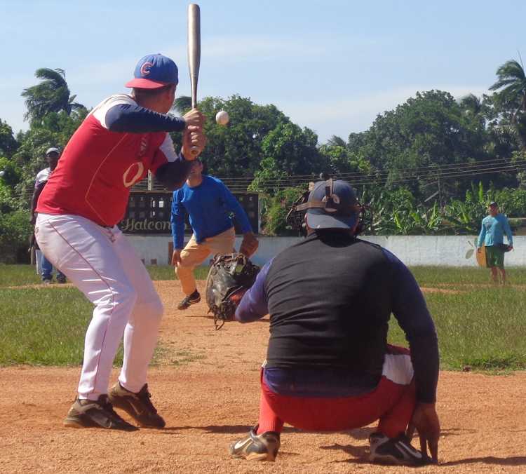 El Softbol sigue ganando adeptos en el municipio.