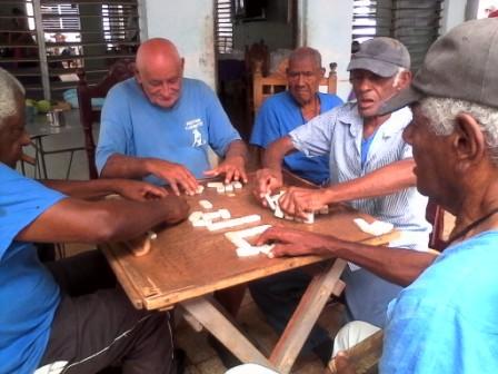 El juego de dominó principal atractivo para los abuelos.