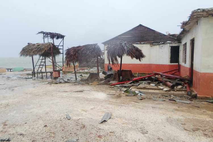 Daños ocasionados al Ranchón, sitio destinado a la venta de alimentos en la Playa Puerto Piloto.